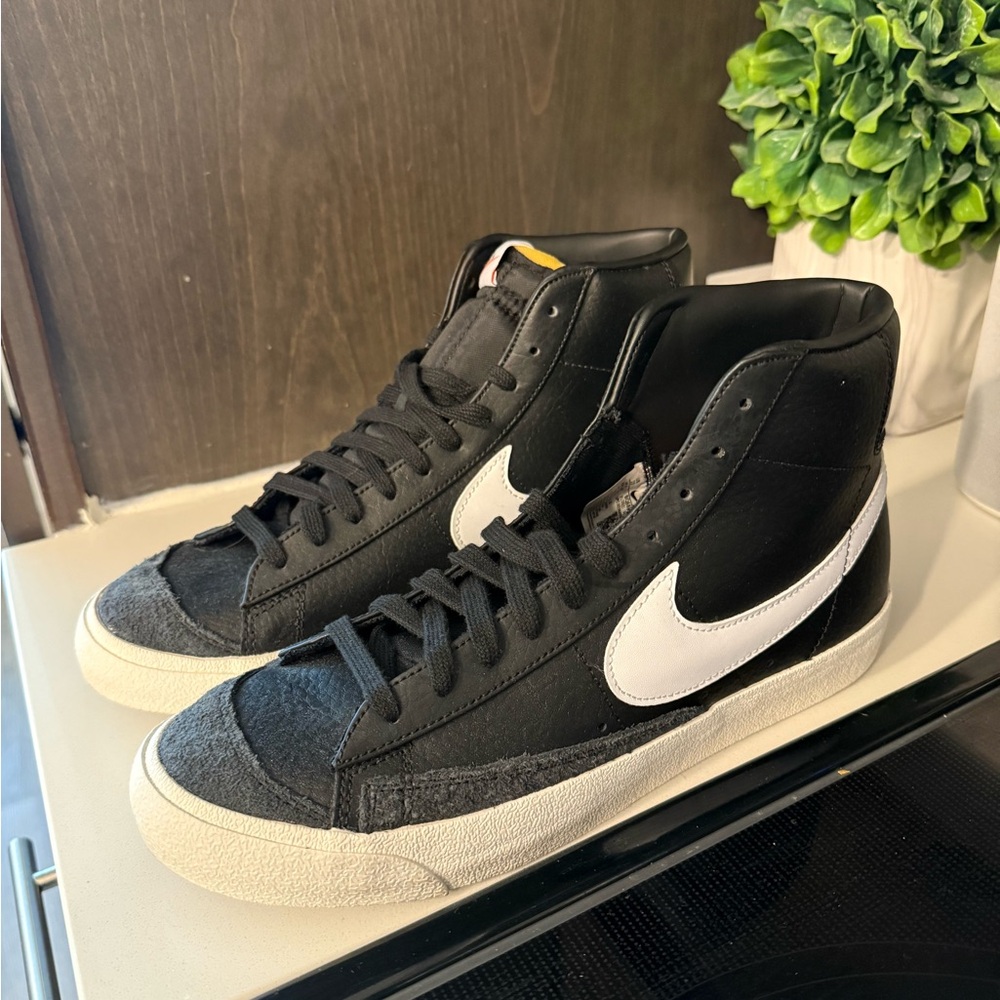Nike Men's Black and White High-Top Sneakers